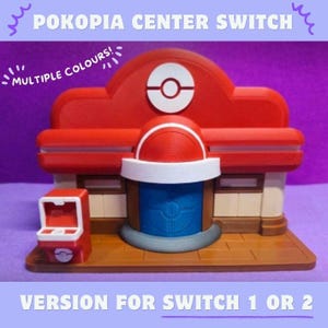 以下が含まれることがあります： 3DプリントされたPokopia Center Switch。赤と白の建物で、青いドアと小さな赤と白のアクセサリーが付いています。「Pokopia Center Switch」、「Multiple Colours!」と「Version for Switch 1 or 2」と書かれています。