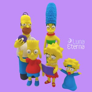 Może przedstawiać: Zestaw pięciu żółtych figurek rodziny Simpson. Homer trzyma fioletowy pączek, Marge ma niebieskie włosy, Bart ma na sobie czerwoną koszulę, Lisa trzyma fioletową książkę, a Maggie ma na sobie niebieską sukienkę. Figurki znajdują się na fioletowym tle.