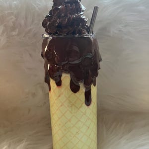 Gobelet à glace au chocolat 3D avec goutte à goutte