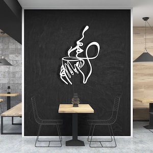 K&ouml;nnte beinhalten: Eine wei&szlig;e Linienzeichnung einer Person, die eine Tasse Kaffee mit aufsteigendem Dampf h&auml;lt. Das Design ist auf schwarzem Hintergrund.