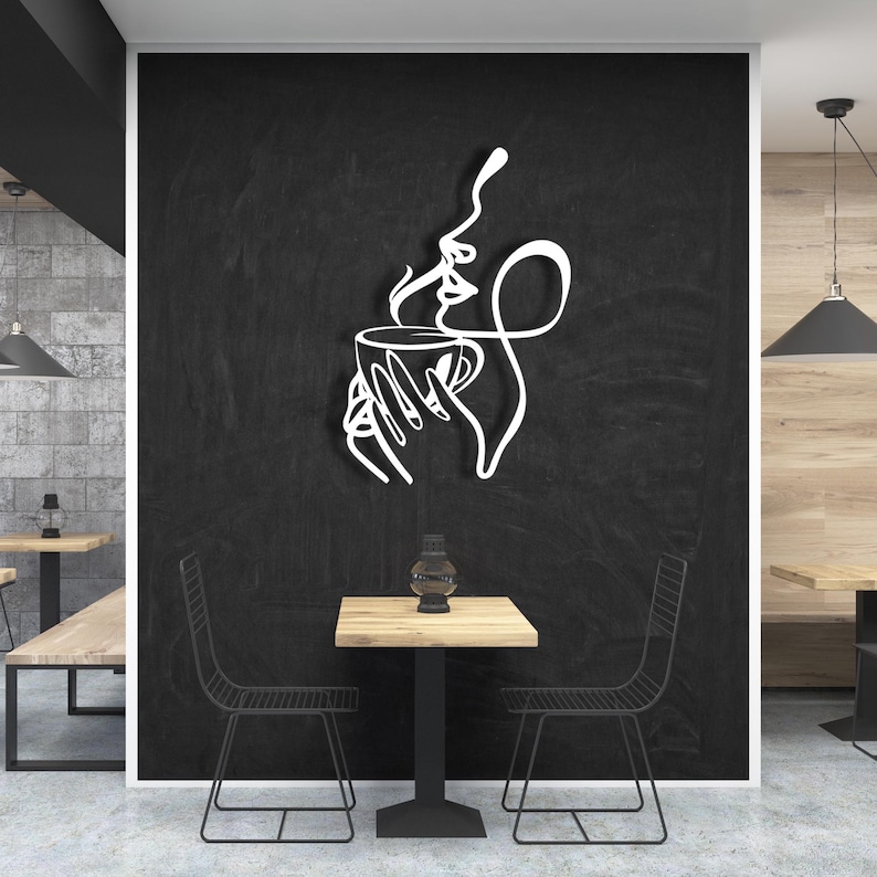 K&ouml;nnte beinhalten: Eine wei&szlig;e Linienzeichnung einer Person, die eine Tasse Kaffee mit aufsteigendem Dampf h&auml;lt. Das Design ist auf schwarzem Hintergrund.