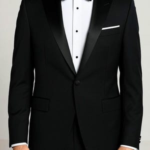 Esmoquin negro elegante: traje de boda de corte entallado