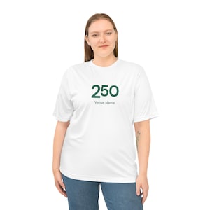 Pode incluir: Camiseta branca com um número 250 verde e o texto "Venue Name" impresso na frente.