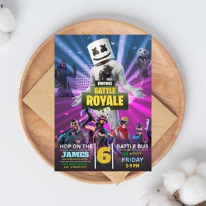 Może przedstawiać: Zaproszenie na imprezę Fortnite Battle Royale z postacią Marshmello. Zaproszenie ma fioletowo-niebieskie tło z tekstem "Fortnite Battle Royale", "Hop on the James" i "Battle Bus". Data to 18 sierpnia, piątek, 17-21.