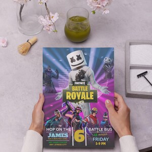 Może przedstawiać: Plakat do Fortnite Battle Royale z postacią Marshmello. Plakat zawiera tekst "Hop on the James" i "Battle Bus" ze szczeg&oacute;łami wydarzenia. Tło to fioletowo-niebieski gradient z ilustracjami postaci.