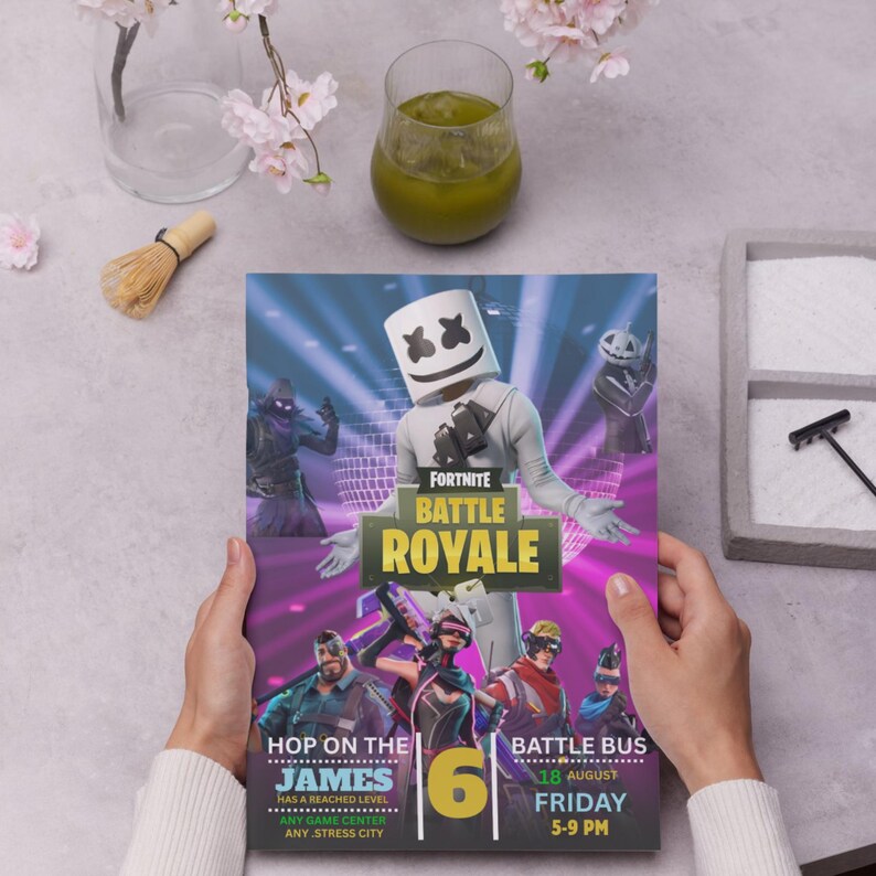 Może przedstawiać: Plakat do Fortnite Battle Royale z postacią Marshmello. Plakat zawiera tekst "Hop on the James" i "Battle Bus" ze szczeg&oacute;łami wydarzenia. Tło to fioletowo-niebieski gradient z ilustracjami postaci.