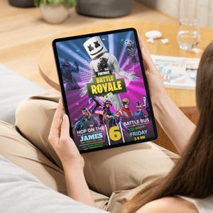 Może przedstawiać: Tablet z reklamą Fortnite Battle Royale. Reklama zawiera tekst "Fortnite Battle Royale", "Hop on the James" i "Battle Bus". Tło jest żywe fioletowo-niebieskie z ilustracjami postaci.