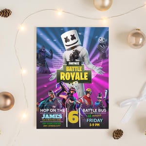 Może przedstawiać: Zaproszenie na imprezę Fortnite Battle Royale z białą postacią Marshmello i innymi postaciami z gry. Zaproszenie zawiera tekst "Hop on the James" i "Battle Bus" z datą 18 sierpnia i godziną 17-21.