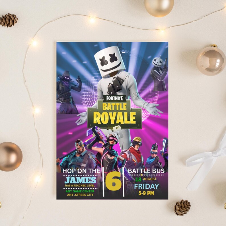 Może przedstawiać: Zaproszenie na imprezę Fortnite Battle Royale z białą postacią Marshmello i innymi postaciami z gry. Zaproszenie zawiera tekst "Hop on the James" i "Battle Bus" z datą 18 sierpnia i godziną 17-21.