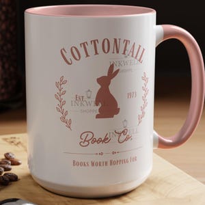 Cottontail Book Company Rosa Ostern Kaffeebecher für Buchliebhaber, Rosa Ostern Buchclub Geschenk, Kaninchen-Buchladen personalisierte Tasse für Leser