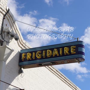 Vintage Neon Leuchtreklame, OutdoorPhotosByAB, Vintage Leuchtreklame, Fotografie, Wandkunst, Wohnkultur, digitale Küche Kunst