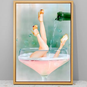 Zabawna sztuka kobieca, plakat retro koktajlowy, wydruk wózka barowego, maksymalistyczny wystrój płótna, szampan, plakat feministyczny, sztuka funky, zabawny wystrój łazienki