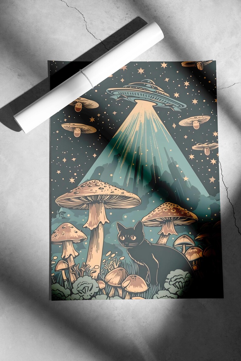 Może przedstawiać: Czarny kot siedzi na polu grzyb&oacute;w pod świecącym UFO. UFO jest otoczone gwiazdami, a promień światła świeci na grzyby. Tło jest ciemnozielone.