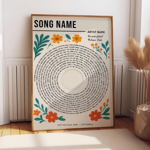 Może przedstawiać: Oprawiony plakat z kremowym tłem przedstawia okrągły wzór z tekstami piosenek. Wzór otoczony jest pomarańczowymi kwiatami i zielonymi liśćmi. Na górze plakatu znajduje się tekst "SONG NAME" i "ARTIST NAME".