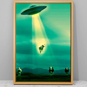 Arte mural OVNI de secuestro de vaca, arte mural OVNI, arte mural psicodélico, arte retro, arte cósmico, arte divertido de vacas, arte espacial mágico, póster divertido, idea de regalo