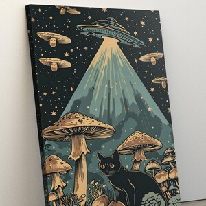 Może przedstawiać: Czarny kot siedzi na polu grzyb&oacute;w pod świecącym UFO. Niebo jest ciemnoniebieskie z białymi gwiazdami, a UFO rzuca promień światła na ziemię.