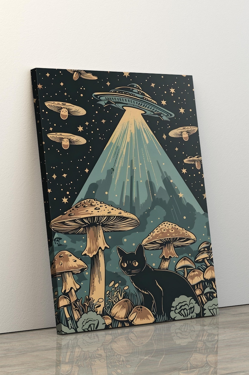 Może przedstawiać: Czarny kot siedzi na polu grzyb&oacute;w pod świecącym UFO. Niebo jest ciemnoniebieskie z białymi gwiazdami, a UFO rzuca promień światła na ziemię.