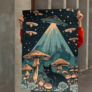 Może przedstawiać: Psychedeliczny plakat przedstawiający czarnego kota siedzącego na polu grzyb&oacute;w pod latającym spodkiem. Spodek emituje wiązkę światła, a tło stanowi gwiaździste nocne niebo.