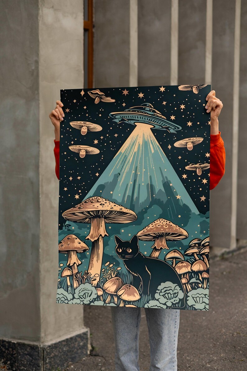 Może przedstawiać: Psychedeliczny plakat przedstawiający czarnego kota siedzącego na polu grzyb&oacute;w pod latającym spodkiem. Spodek emituje wiązkę światła, a tło stanowi gwiaździste nocne niebo.