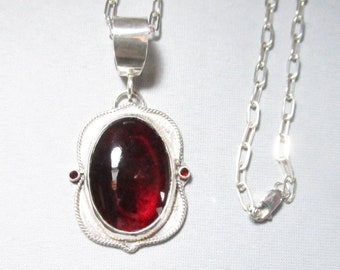 Colgante de plata de ley con cabujón de granate