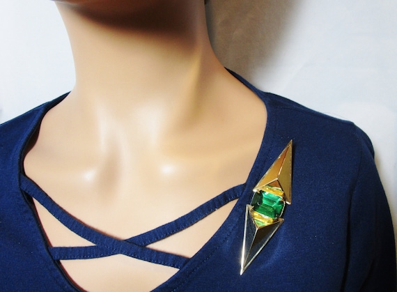Vintage Costume Jewelry Pin Emerald Simulant - image 1