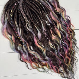 Rizos de rastas arcoíris oscuros con trenzas y cuentas, conjunto sintético de fantasía reutilizable / Rastas onduladas / Rastas rizadas / Ondas listas / Rastas con fallas