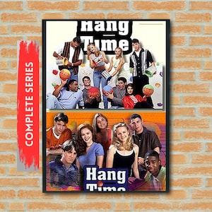 Puede incluir: Un póster enmarcado de la serie de televisión "Hang Time" con un elenco de jóvenes actores. El póster tiene las palabras "Hang Time" en una fuente azul y blanca. Las palabras "Complete Series" están en una pancarta vertical roja.