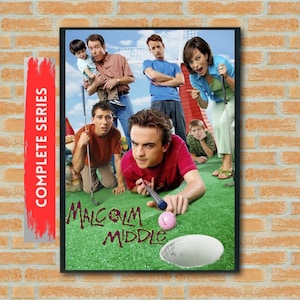 Puede incluir: Un póster enmarcado con el elenco de la serie de televisión "Malcolm in the Middle" jugando al golf. El póster tiene una pancarta roja en el lado izquierdo que dice "COMPLETE SERIES". El título "Malcolm in the Middle" está escrito en verde y morado.
