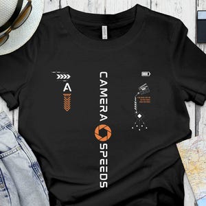 Filmemacher Cyber Shirt Videofilmer TV Produktion Geschenk Videoproduktion Geschenkidee Filmcrew Kamera T-Shirt unisex