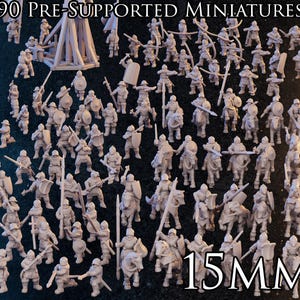 Op de afbeelding: 90 voorgemonteerde 15 mm miniaturen van middeleeuwse soldaten in verschillende poses, met zwaarden, schilden en andere wapens. De miniaturen zijn gemaakt van grijs plastic en klaar om te worden geschilderd.