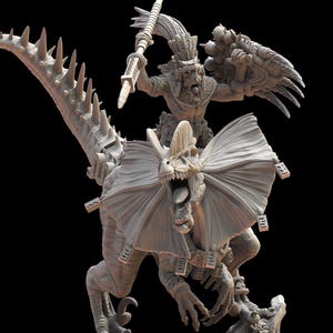 Puede incluir: Figura gris detallada impresa en 3D de un guerrero montado en una criatura parecida a un lagarto con volantes. El guerrero sostiene una lanza y un escudo, con un tocado adornado. El lagarto tiene la boca abierta.