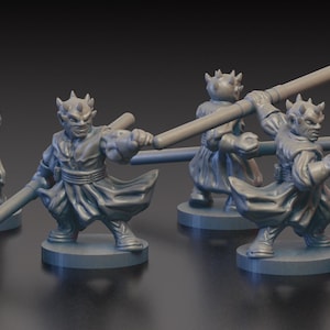 Op de afbeelding: Vijf grijze plastic miniatuurfiguren van een fictief personage met hoorns en een staf. De figuren staan op ronde bases. Er is een grijze plastic standaard met een ronde bovenkant en een grijze plastic bol op de standaard.
