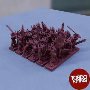 Op de afbeelding: Een groep van 20 miniatuurfiguren, geschilderd in een diepe bordeauxrode kleur, zijn in rijen gerangschikt op een lichtblauw oppervlak. De figuren houden allemaal wapens vast en lijken in een gevechtsformatie te staan. De figuren zijn gemaakt van plastic en zijn ongeveer 2,5 cm hoog.
