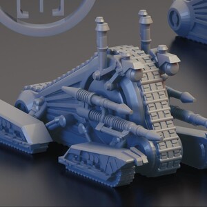 Op de afbeelding: Een grijs, gedetailleerd, futuristisch model van een tank met een groot, rond, rupsbandachtig wiel in het midden. De tank heeft meerdere kanonnen en een verhoogde, rechthoekige structuur aan de achterkant.