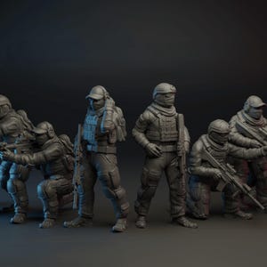 Puede incluir: Un grupo de ocho figuras con equipo táctico, incluyendo cascos, chalecos y rifles. Las figuras están en varias poses, algunas arrodilladas o apuntando, otras de pie. La combinación de colores general es gris oscuro, con enfoque en los detalles.