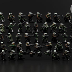 Op de afbeelding: Een verzameling van 30 miniatuurfiguren, geschilderd in groen en wit, die wapens vasthouden. De figuren staan in verschillende poses en zijn klaar voor de strijd.