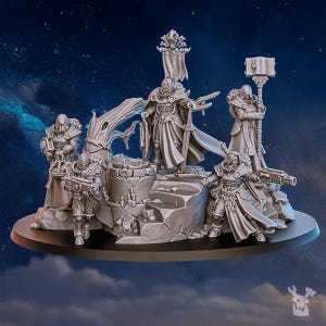 Puede incluir: Diorama en miniatura gris con varias figuras con armaduras y túnicas ornamentadas, algunas con armas. Las figuras posan sobre un terreno rocoso con una bandera y una estructura arbórea, sobre un fondo estrellado.
