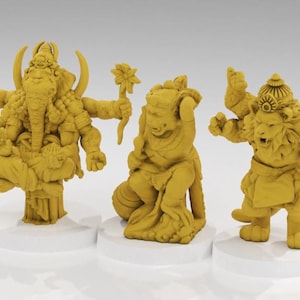Peut inclure: Trois figurines de couleur moutarde représentant des divinités hindoues. La figure centrale a une tête d'éléphant et plusieurs bras, tenant une hache. Les deux autres figures sont dans des poses différentes.