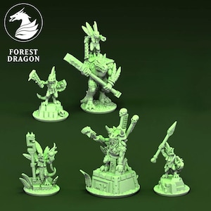 Op de afbeelding: Een verzameling groene fantasie miniaturen, waaronder een groot reptielachtig figuur met een zwaard en verschillende kleinere figuren met wapens en sierlijke details. Het Forest Dragon logo is zichtbaar.