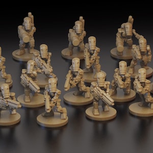 Könnte beinhalten: Eine Sammlung beigefarbener Miniaturfiguren, vermutlich für Tabletop-Spiele. Die Figuren sind humanoiden, mit einem markanten helmartigen Kopf und verschiedenen Posen, einige halten Waffen. Sie sind auf kreisförmigen Sockeln angeordnet.