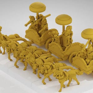 Può includere: Figurine di carrozze in miniatura giallo senape con cavalli e cavalieri. Le carrozze hanno ruote e sono sormontate da ombrellini. Le figurine sono disposte su una piattaforma bianca su sfondo bianco. Il tema generale è storico o mitologico.