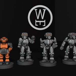 Op de afbeelding: Zes miniatuurrobots, vijf grijs en één oranje, staan op ronde bases. De robots hebben scharnierende ledematen en sommige zijn bewapend. De robots staan in een rij, met het gezicht naar voren.