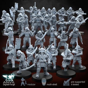 Könnte beinhalten: Eine Ansammlung grauer Miniatur-Samurai-Figuren in verschiedenen Posen, die Schwerter und andere Waffen schwingen. Die Figuren stehen auf schwarzen Sockeln, mit dem Logo "ANVIL Digital Forge" und den Texten "modular" und "multi-shell".