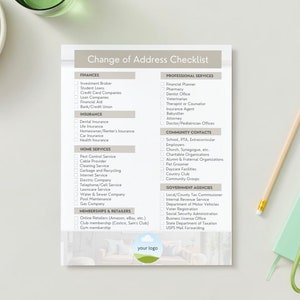 Puede incluir: Una lista de verificación con un fondo beige y una barra de título marrón que dice "Change of Address Checklist". La lista de verificación está dividida en categorías: Finanzas, Seguros, Servicios para el hogar, Membresías y minoristas, Servicios profesionales, Contactos de la comunidad y Agencias gubernamentales. Cada categoría tiene una lista de elementos para marcar.