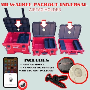 Op de afbeelding: Een rode Milwaukee Packout Universal AirTag houder met een witte AirTag houder en twee zwarte schroeven. De houder is ontworpen om in een Milwaukee Packout gereedschapskist te passen. De afbeelding bevat de tekst "MILWAUKEE PACKOUT UNIVERSAL AIRTAG HOLDER" en "INCLUDES: AIRTAG MOUNT, X2 MOUNTING SCREWS, **AIRTAG NOT INCLUDED**".