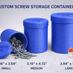 Op de afbeelding: Blauwe op maat gemaakte schroefopslagcontainers in kleine, middelgrote en grote maten. De kleine container is open, met schroeven die eruit vallen. De deksels zijn gelabeld met schroefmaten. Afmetingen: 6 x 9 cm, 8 x 12 cm en 10 x 15 cm.