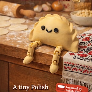 Può includere: Una figura di pierogi stampata in 3D con gambe articolate e un volto sorridente. Il testo recita "The Happiest Pierogi in the Kitchen" e "A tiny Polish kitchen companion". Ispirato al patrimonio polacco.