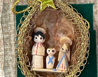 Vintage Krippe Ornament/Deutsche Krippe Ornament in Nussbaum Schale/Holz Weihnachtsornament Heilige Familie