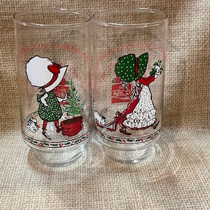 Zestaw 2 zabytkowych kieliszków świątecznych Holly Hobbie/Szklanki do kieliszków Holly Hobbie/Zestaw 2 kieliszków świątecznych/Szklanka/szklanka Holly Hobbie
