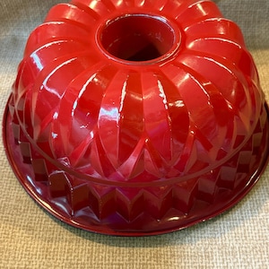 Vintage Red Burgundy Bundt Pan/60-70&#39;s Red 9 Cup Bundt Pan/Baking Bundt Pan/ Kitschy Kitchen/Kitchen Decor/Decorative/Cake Making